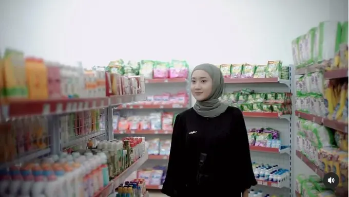 7 Potret Yeni Inka Resmikan Bisnis Minimarket Pribadi, Banjir Doa