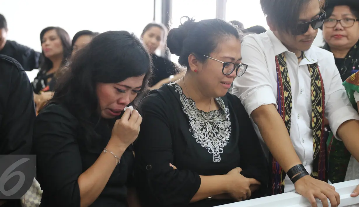 Kerabat Alm Eddy Silitonga memberikan kata-kata terakhir saat prosesi adat batak di rumah duka Fatmawati, Jakarta, Sabtu (27/08). Eddy Silitonga menghembuskan napas terakhir di usia 65 tahun akibat sakit komplikasi. (Liputan6.com/Herman Zakharia)