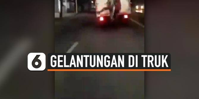 VIDEO: Dua Remaja Nekat Gelantungan di Truk yang Melaju