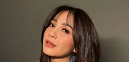 Lewat unggahan sang makeup artist langganan di Instagram, penampilan istri Raffi Ahmad ini langsung menuai pujian karena terlihat jauh lebih youthful dan segar. [@marlenehariman].