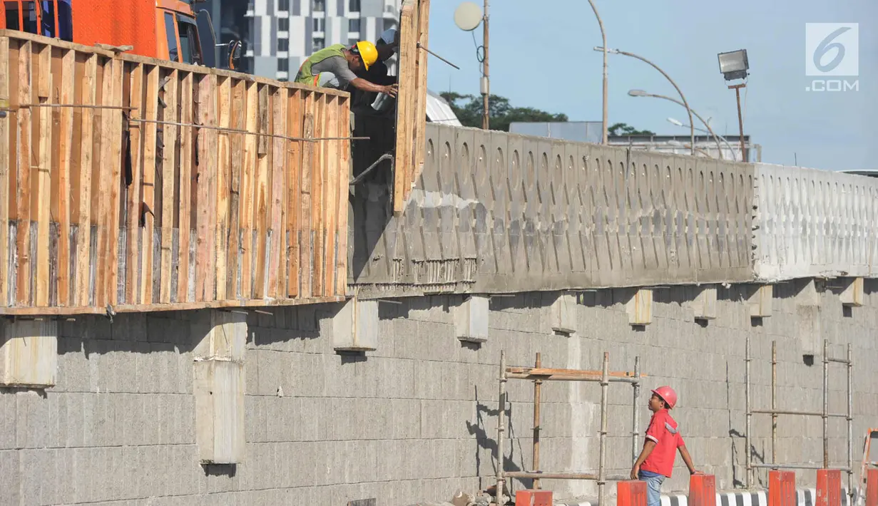 Pekerja menyelesaikan pembangunan proyek flyover Pancoran di Jakarta, Selasa (9/1). Proyek untuk mengurai kemacetan di Ibukota tersebut ditargetkan mulai beroperasi pada pertengahan bulan Januari 2017. (Liputan6.com/Immanuel Antonius)