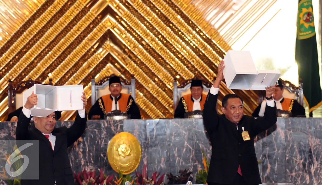Petugas menunjukkan kotak suara pada sidang paripurna pemilihan Ketua Mahkamah Agung periode 2017-2022 di Jakarta, Selasa (14/2). Hatta Ali kembali memimpin MA setelah dipilih 38 dari 47 Hakim Agung. (Liputan6.com/Helmi Fithriansyah)
