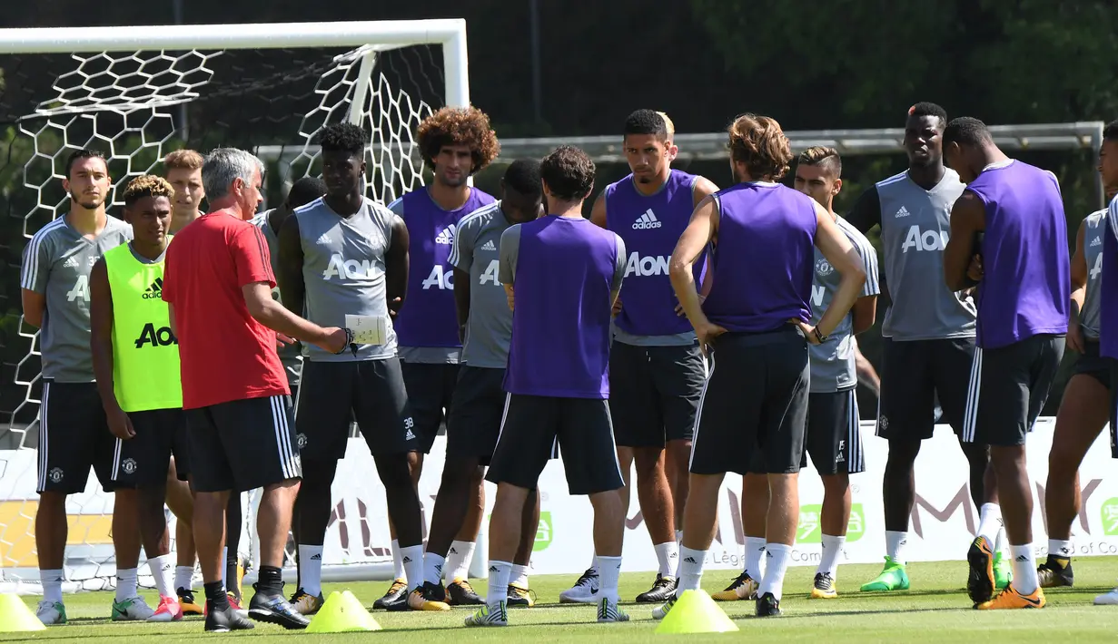Pelatih Manchester United, Jose Mourinho, memberikan arahan kepada anak asuhnya saat latihan di Universitas California, AS, Jumat (14/7/2017). Skuad Setan Merah akan tampil di turnamen pramusim bertajuk International Champions Cup. (AFP/Robyn Beck)