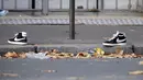 Sepasang sepatu yang tertinggal dipinggir jalan dimana tempat penembakan terjadi di Paris, Prancis, Sabtu (14/11/2015). Dikabarkan ratusan orang tewas dalam serangan ini. (REUTERS/Charles Platiau)
