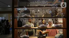 Pengunjung memilih sepatu dalam pameran Jakarta Sneakers Day (JSD) di Jakarta Convention Center (JCC), Senayan, Jakarta, Jumat (5/7/2024). (Liputan6.com/Herman Zakharia)