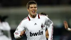 Kegembiraan striker AC Milan, Klaas-Jan Huntelaar seusai menjebol gawang Catania dalam lanjutan Serie A Italia di Massimino Stadium, 29 November 2009. Milan menang 2-0. AFP PHOTO / Marcello PATERNOSTRO 