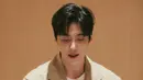 Paduan oversized blazer dan celana panjang yang melapisi t-shirt putih bikin Kim Seon Ho terlihat rapi [@seonho_kim]