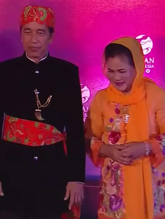 Ibu Negara Iriana Jokowi sendiri juga tampil tak kalah memesona. Iriana mengenakan kebaya encim yang sama dengan yang pernah dikenakan sang menantu perempuan Erina Gudono. [Foto: Instagram/jokowi]