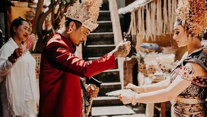 Setelah Menikah Istri Jerinx Sid Dapat Tambahan Nama Kasta Brahmana Showbiz Liputan6 Com