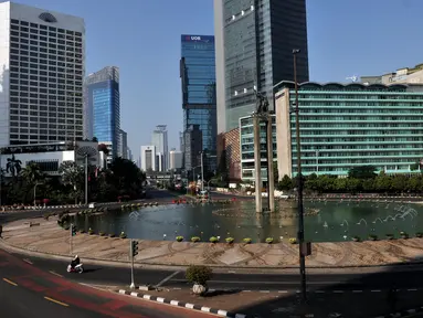 Suasana arus lalu lintas di kawasan Bundaran Hotel Indonesia, Jakarta, Jumat (17/7/2015). Lengangnya arus lalu lintas di Jakarta disebabkan libur bersama perayaan Idul Fitri 1436 H. (Liputan6.com/Johan Tallo)