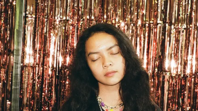Rilis Lagu Baru, Ini 6 Potret Tarapti Rinrin Rekan Iqbaal Ramadhan di Svmmerdose
