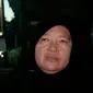 Seorang nenek berkeliling kampung menjaga keamanan.