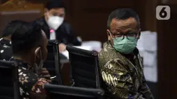 Terdakwa suap izin ekspor benih lobster tahun 2020, Edhy Prabowo (kanan) saat sidang pembacaan tuntutan di Pengadilan Tipikor Jakarta, Selasa (29/6/2021). Mantan Menteri Kelautan dan Perikanan, Edhy Prabowo dituntut lima tahun penjara dan denda Rp 400 juta. (Liputan6.com/Helmi Fithriansyah)