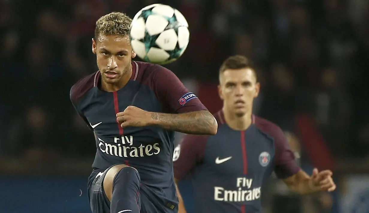 Bintang PSG, Neymar ikut menyumbangkan satu gol saat timnya menang atas Bayern Munchen pada laga grup B Liga Champions di Parc des Princes stadium, Paris,(27/9/2017). PSG menang 3-0. (AP/Thibault Camus)