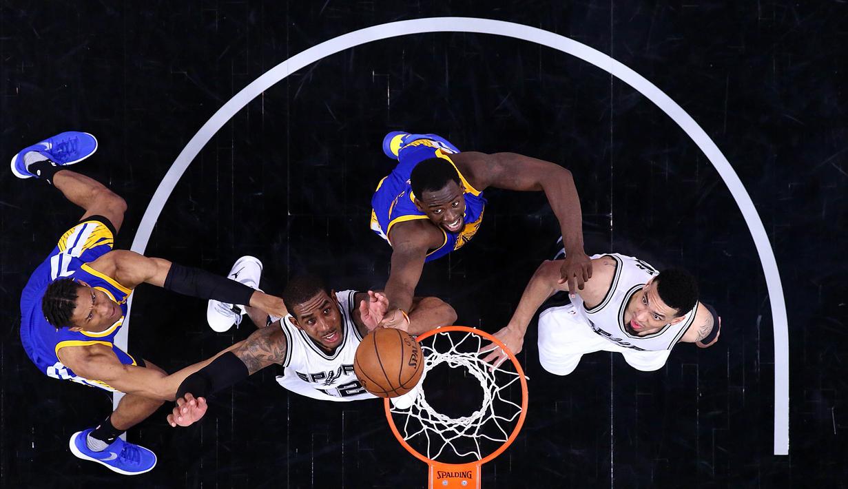 Pebasket San Antonio Spurs, LaMarcus Aldridge, berebut rebound dengan pebasket Golden State Warriors, Draymond Green, pada laga final NBA Wilayah Barat di San Antonio, Sabtu (20/5/2017). Spurs kalah 108-120 dari Warriors. (AFP/Ronald Martinez)