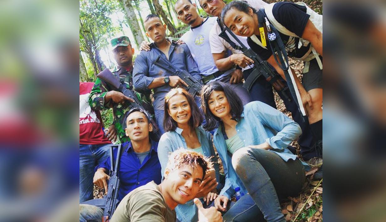 Restu Sinaga bersama sejumlah pemain film Blood Brothers. (Instagram/ restusinaga)