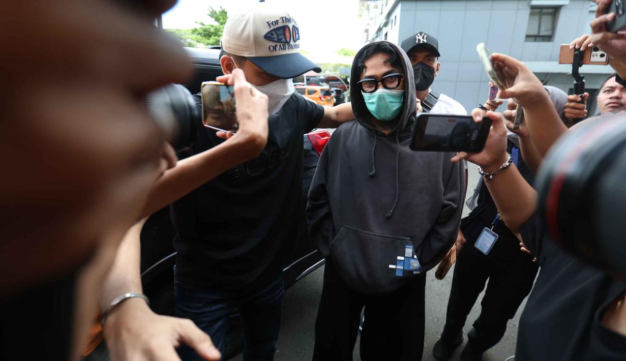 Musisi sekaligus aktor, Onadio Leonardo atau akrab disapa Onad, saat tiba di Polres Jakarta Barat pada Senin (3/11/2025). Ia ditangkap bersama dengan istrinya, Beby Prisillia, yang kemudian dibebaskan. (Kapanlagi.com/Budy Santoso)