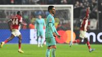 Ekspresi penyerang Barcelona, Ferran Torres, setelah pemain Antwerp mencetak gol pada pertandingan Liga Champions Grup H di The Bosuilstadion, Antwerp, Kamis (14/12/2023) dini hari WIB.  (John Thys/AFP)