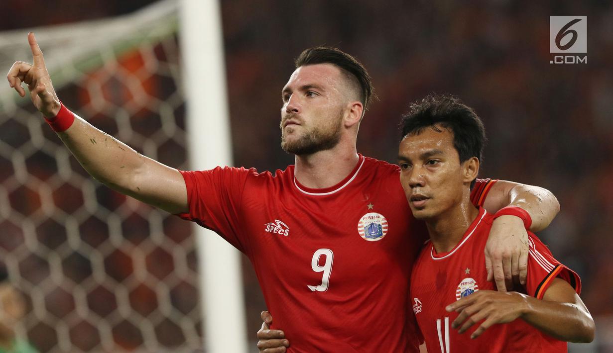 Pemain Persija, Marko Simic dan Novri Setiawan merayakan gol ke gawang Johor Darul Takzim pada lanjutan penyisihan Grup H Piala Asia 2018 di Stadion GBK, Jakarta, Selasa (10/4). Babak pertama Persija unggul 3-0. (Liputan6.com/Helmi Fithriansyah)