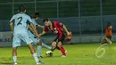 Penyerang  Persipura, Fernando Pahabol (kanan) saat melewati hadangan dua pemain persela lamongan saat berlaga di SCM Cup 2015 di Stadion Kanjuruhan, Malang, Minggu (18/1/2015).   Persela unggul 1-0 atas Persipura. (Liputan6.com/Faizal Fanani)