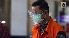 Mantan Menteri Sosial, Juliari P Batubara berjalan meninggalkan Gedung KPK usai menjalani pemeriksaan, Jakarta, Jumat (5/3/2021). Juliari Batubara diperiksa sebagai tersangka suap pengadaan paket bantuan sosial penanganan COVID-19 untuk wilayah Jabodetabek 2020. (Liputan6.com/Helmi Fithriansyah)