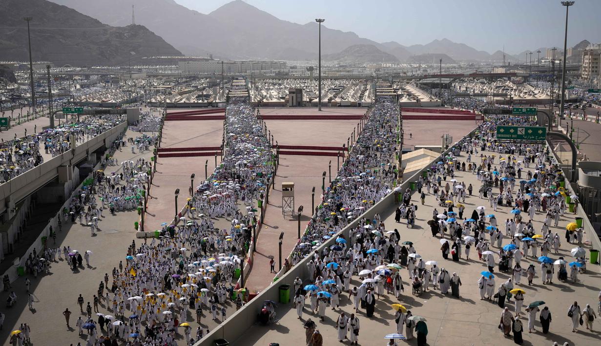 Umat Muslim berjalan menuju tempat melempar jumrah sebagai rangkaian ibadah haji di Mina, Arab Saudi, Rabu 27 Mei 2026. (AP Photo/Altaf Qadri)