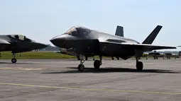 Aksi aerobatik F35 dimulai sekitar pukul 09.30 WITA pada Jumat (20/9/2024). (SONNY TUMBELAKA/AFP)