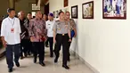 Menteri Pertahanan Ryamizard Ryacudu (tengah) dan Kapolri Jenderal Polisi Tito Karnavian (kanan) melihat foto jelang seminar nasional dengan tema Revitalisasi Patriotisme untuk Bela Bangsa dan Negara di UGM, Yogyakarta, Selasa (19/12). (Liputan6.com/Juli)