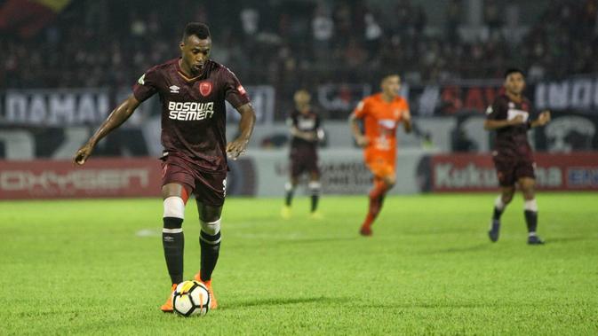 Pemain PSM Makassar, Guy Junior, mencetak gol ke gawang Borneo FC pada lanjutan Liga 1 2018, Sabtu (19/5/2018). (Bola.com/Abdi Satria)