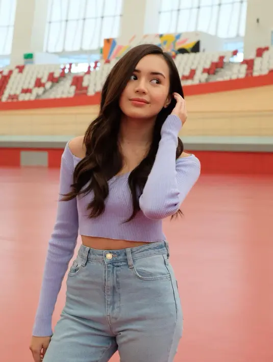 Perpaduan kaos off shoulder dan celan jeans yang digunakan oleh dara 19 tahun ini juga cocok dipakai saat hangout. Meski terlihat simpel, namun penampilan Beby Tsabina ini banjir pujian. (Liputan6.com/IG/bebytsabina)