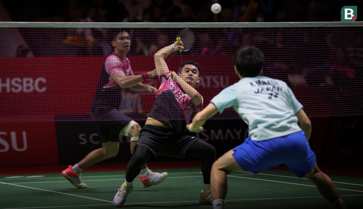 Pebulutangkis ganda putra Indonesia, Leo Rolly Carnando/Daniel Marthin bertanding melawan pebulutangkis ganda putra Jepang, China, Keiichiro Matsui/Yoshinori Takeuchi pada laga perempatfinal Indonesia Masters 2023 di Istora Senayan, Jakarta, Jumat (27/01/2023). Leo/Daniel menang dengan skor 21-13, 21-11. (Bola.com/Bagaskara Lazuardi)
