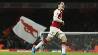 Pemain Arsenal, Hector Bellerin merayakan golnya ke gawang Chelsea pada lanjutan Premier League di Emirates Stadium, London, (3/1/2018).  Arsenal bemain imbang 2-2 dengan Chelsea. (AFP/Adrian Dennis)