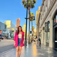 Outfit liburan pilihan Syifa Hadju juga tak kalah memesona. Ia mengenakan tank top putih, ditumpuk dengan oversized blazer berwarna pink tua yang serasi dengan heelsnya, dan mini skirt biru. [Foto: Instagram/syifahadju]