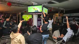 Fans Arsenal merayakan gol Gabriel Magalhaes saat Roaring Night Liga Inggris antara West Ham melawan Arsenal yang berlangsung di Triboon, Cilandak, Jakarta Selatan, Minggu (11/02/2024) malam WIB. (Bola.com/Bagaskara Lazuardi)