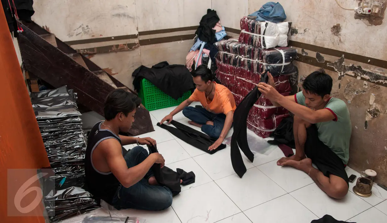 Aktivitas pekerja konveksi di rumah yang pernah ditempati oleh Siti Aisyah, di kawasan Tambora, Jakarta Barat, Jumat (17/2). Pada saat ditinggali Siti Aisyah, rumah tersebut juga merupakan tempat usaha konveksi. (Liputan6.com/Gempur M Surya)
