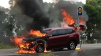 Sebuah Ford Everest tiba-tiba terbakar di Redhead Road dekat Newcastle, Australia, saat sedang test drive.