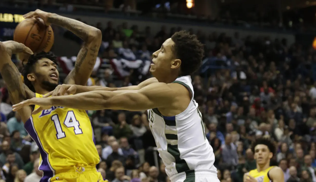 Pebasket Milwaukee Bucks, Malcolm Brogdon, berusaha meenghadang pebasket LA Lakers, Brandon Ingram, pada laga NBA di Bradley Center, Minggu (12/11/2017). Bucks menang 98-90 atas LA Lakers. (AP/Darren Hauck)