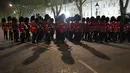 Anggota militer berbaris di dekat Istana Buckingham di pusat kota London, Selasa, 2 Mei 2023 saat latihan untuk penobatan Raja Charles III yang akan berlangsung di Westminster Abbey pada 6 Mei. (AP Photo/Andreea Alexandru)