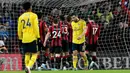 Para pemain Bournemouth merayakan gol Dan Gosling ke gawang Arsenal pada pertandingan Liga Inggris di Stadion Vitality, Bournemouth, Inggris, Kamis (26/12/2019). Pertandingan berakhir dengan skor 1-1. (Mark Kerton/PA via AP)