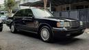 Toyota Crown generasi tahun 1990an menjadi opsi menarik. Rasa berkendara layaknya berjalan di atas awan menjadikan mobil ini sangat nyaman untuk digunakan sehari-hari. Opsi mesin yang digunakan tersedia pilihan 2.000cc dan 3.000cc. (Source: lacakharga.com)