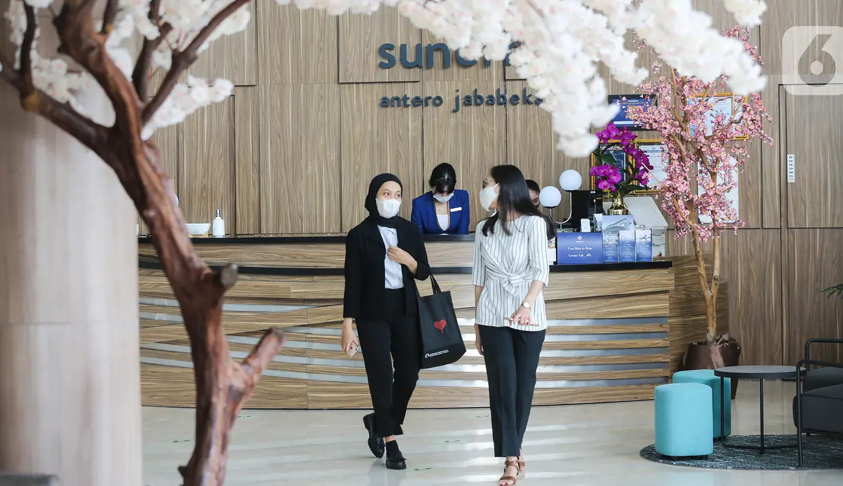Pengunjung melintas di lobby Sunerra Hotels, Jababeka Bekasi, Rabu (02/6/2021). RedDoorz memperkenalkan hotel premium pertamanya, Sunerra Hotels, untuk memperluas portofolio layanan perhotelan bertaraf internasional dengan sentuhan lokal. (Liputan6.com/Fery Pradolo)