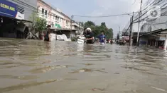 Warga terpaksa mendorong kendaraannya yang mogok saat melintasi banjir yang menggenangi Jalan Raya Cipondoh, Kota Tangerang, Banten, Selasa (8/7/2025). (Liputan6.com/Angga Yuniar)
