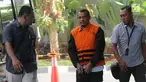 Pengusaha Abu Bakar (tengah) saat tiba di Gedung KPK, Jakarta, Selasa (30/7/2019). Abu Bakar diperiksa sebagai tersangka terkait dugaan penyuapan terhadap Gubernur Kepulauan Riau Nurdin Basirun agar memberikan izin prinsip lokasi reklamasi di Kepulauan Riau. (merdeka.com/Dwi Narwoko)
