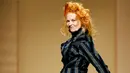 <p>Ini adalah penampilan Vivienne Westwood di shownya tahun 2007. Ia menutup show untuk koleksi Spring 2008. Foto: Vogue.</p>