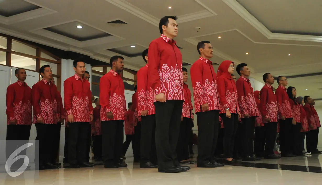 Atlet PNS dari berbagai instansi bersiap mengikuti pelepasan kontingen Asean Civil Service Games 2015 di Wisma Kemenpora Jakarta, Rabu (11/11/2015). 55 atlet PNS dari berbagai instansi akan berlaga di ACSG 2015 Malaysia. (Liputan6.com/Helmi Fithriansyah)