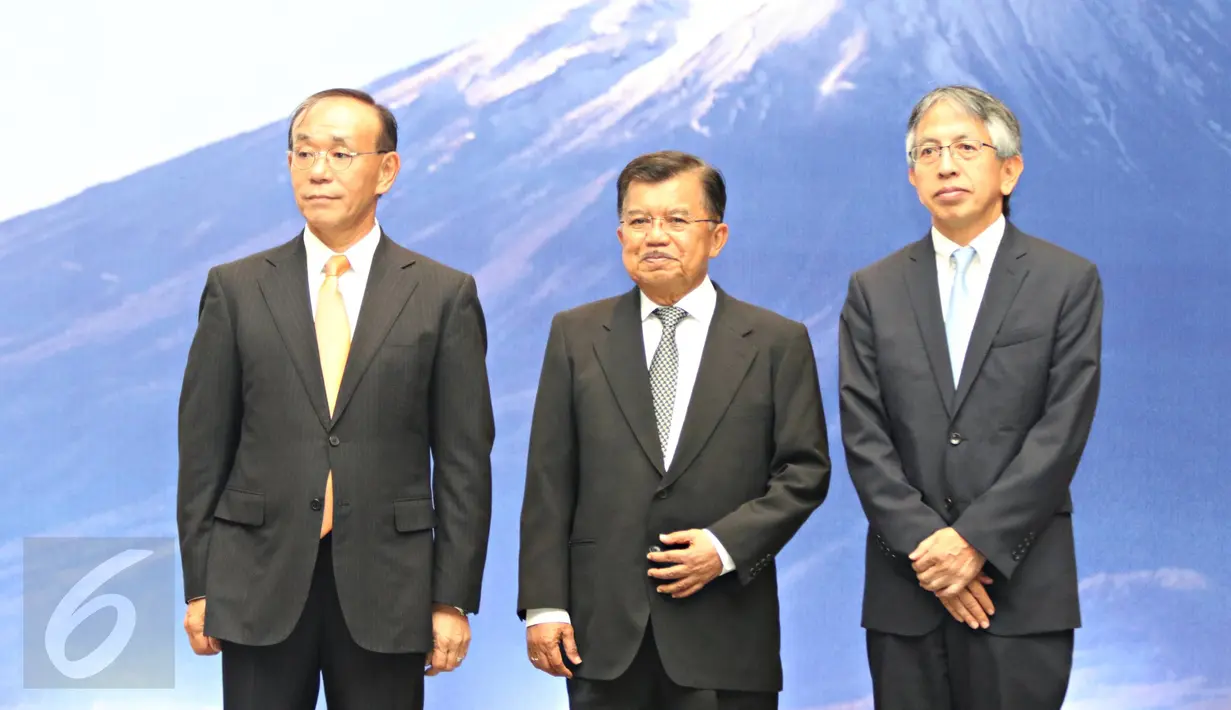 Wapres Jusuf Kalla (tengah) menghadiri perayaan HUT Kaisar Akihito yang digelar oleh Kedubes Jepang di kawasan Jakarta Selatan, Senin (14/12/2015). Rakyat dan pemerintah Indonesia mendoakan kesehatan bagi Kaisar Akihito. (Liputan6.com/Immanuel Antonius)