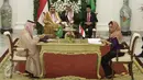 Raja Arab Salman bin Abdulaziz Al-Saud didampingi Presiden Jokowi menyaksikan penandatanganan kerjasama  di Istana Bogor, Jawa Barat, Rabu (1/3). Pemerintah Arab akan menanamkan investasi senilai Rp 300 triliun. (Liputan6.com/Angga Yuniar)