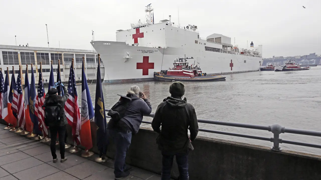 FOTO: Perangi COVID-19, AS Kerahkan Kapal Rumah Sakit ke New York
