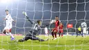 Pemain Jerman Kai Havertz (kiri) mencetak gol ke gawang Armenia yang dijaga kiper Stanislav Buchnev pada pertandingan sepak bola Kualifikasi Grup J Piala Dunia 2022 di Stadion Vazgen Sargsyan, Yerevan, Armenia, 14 November 2021. Jerman menang 4-1. (AP Photo/Hakob Berberyan)