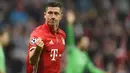 Robert Lewandowksi yang kini tengah menjalani musim kedua bersama Barcelona tercatat telah tampil dalam 115 laga di Liga Champions bersama tiga klub, Borussia Dortmund, Bayern Munchen dan Barcelona dengan torehan 92 gol dan 26 assist. Debutnya di Liga Champions terjadi pada musim 2011/2012 bersama Borussia Dortmund yaitu pada matchday pertama Grup F kontra Arsenal (13/9/2011). Ia mampu mengoleksi total 40 gol di Liga Champions pada laga ke-61 bersama Bayern Munchen pada musim 2016/2017. (AFP/Christof Stache)